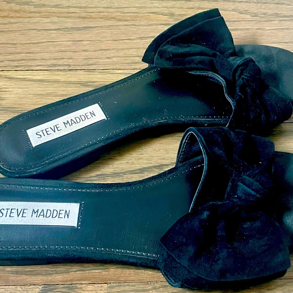 Black suede flat bow sandal. Steve Madden. Size 6
